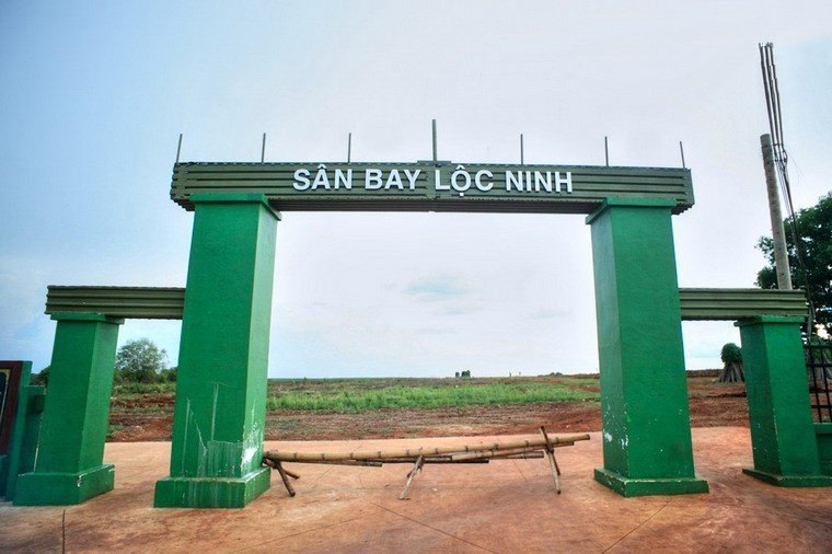 VỊ TRÍ SÂN BAY LỘC NINH CÁCH TRUNG TÂM PHƯỜNG LỘC NINH KHOẢNG 1 KM VỀ PHÍA BẮC