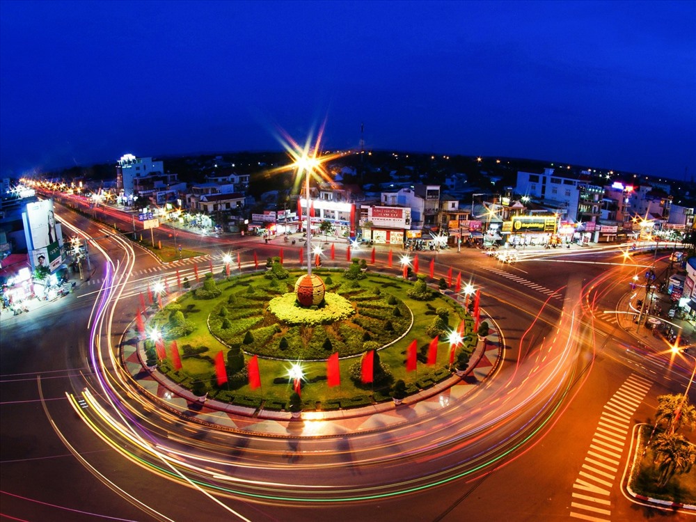 Hình ảnh vòng xoay trung tâm thành phố ở Bình Phước về đêm