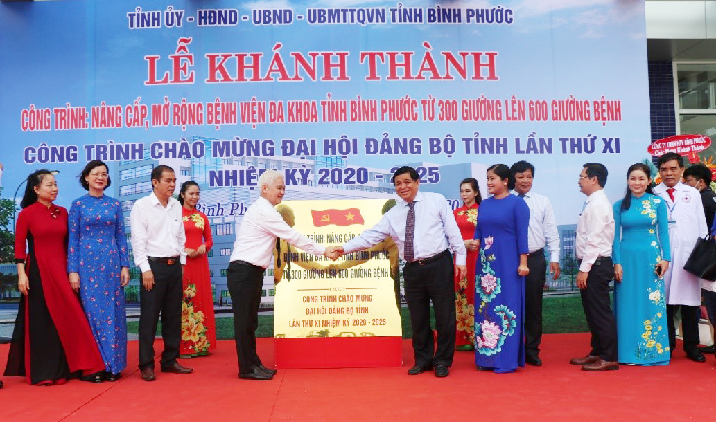 Bộ trưởng Bộ KH và ĐT Nguyễn Chí Dũng và Bí thư Tỉnh ủy Nguyễn Văn Lợi tiến hành nghi thức gắn biển công trình​​​​