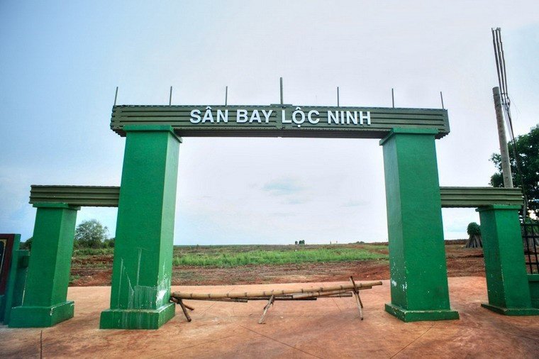 Cổng sân bay Lộc Ninh