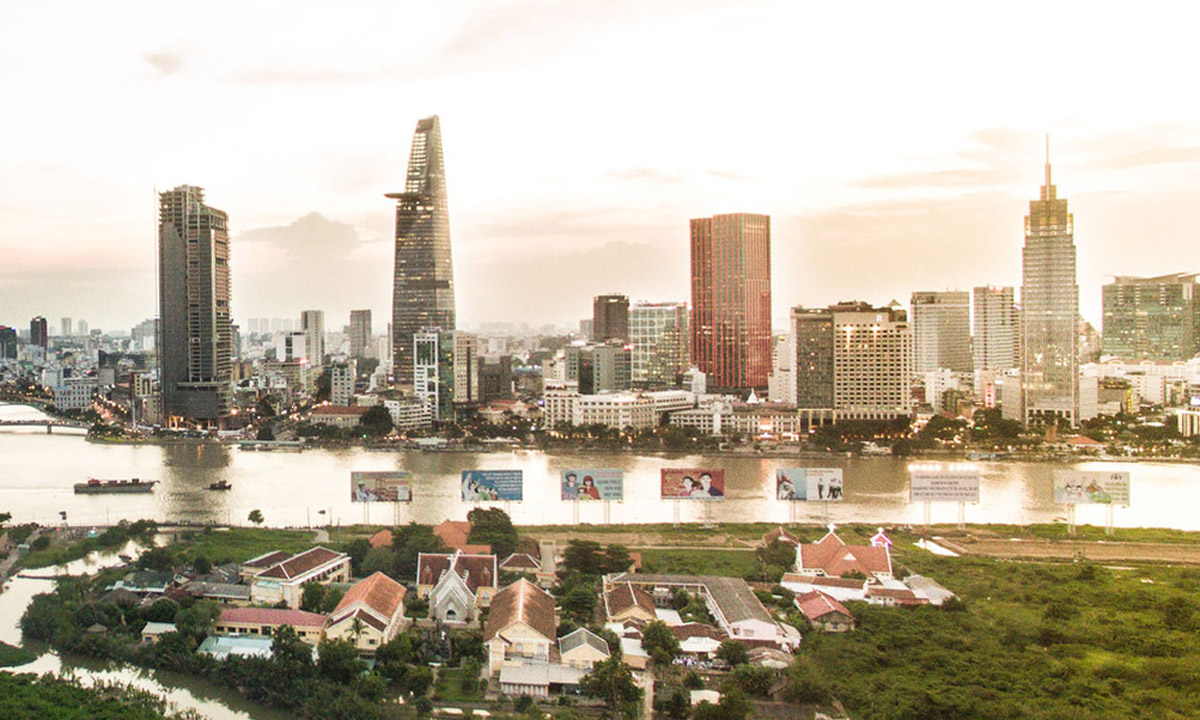 Hiệp hội Bất động sản TP HCM (HoREA) vừa công bố báo cáo toàn cảnh địa ốc Sài Gòn trong 10 tháng đầu năm nay và chỉ ra hai giai đoạn thị trường này phản ứng với Covid-19 suốt hơn 3 quý vừa qua.  Giai đoạn thứ nhất, từ tháng 3 đến tháng 7/2020, thị trường bất động sản bị tác động nặng bởi Covid-19, làm trầm trọng thêm những khó khăn sẵn có của thị trường trong 3 năm gần đây. Theo đó, cả nguồn cung dự án và nguồn cung sản phẩm nhà ở, nhất là loại căn hộ có giá vừa túi tiền và nhà ở xã hội đều sụt giảm. Tuy vậy, giá bán nhà trên thị trường sơ cấp vẫn neo cao.  Trong khi đó, giá nhà đã giảm trên thị trường thứ cấp (hầu hết do bán lại, chấp nhận bán để cắt lỗ) và thị trường bất động sản cho thuê cũng ảnh hưởng nặng nề. Giao dịch bị giảm dẫn đến nhiều doanh nghiệp gặp khó khăn về thanh khoản. Trong lúc đa số người tiêu dùng bị giảm thu nhập làm sụt giảm khả năng tạo lập nhà ở.  Đại dịch cũng tác động rất lớn đến phân khúc bất động sản cho thuê (văn phòng cho thuê; nhà, mặt bằng cho thuê; trung tâm thương mại cho thuê); bất động sản du lịch, condotel; môi giới bất động sản...  Theo dữ liệu HoREA cập nhật từ các cơ quan thống kê, 8 tháng đầu năm 2020 cả nước đã có 923 doanh nghiệp bất động sản giải thể, tăng 136% so với cùng kỳ, cao nhất so với các lĩnh vực kinh tế khác. Sự sa sút của doanh nghiệp địa ốc có tác động tiêu cực đến 35 ngành nghề liên quan và ảnh hưởng đến hàng trăm nghìn người lao động.
