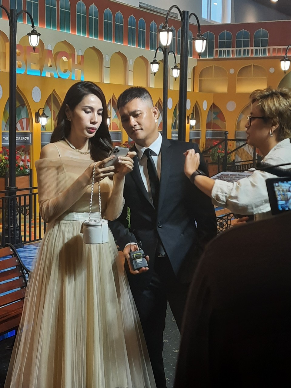 Hình ảnh vợ chồng Công Vinh - Thủy Tiên xuất hiện trong buổi lễ Kick - Off của dự án Venezia Beach